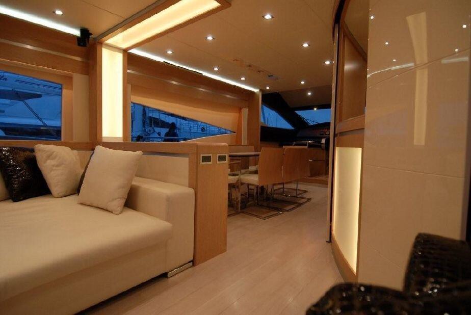 Luxus-Motoryacht 