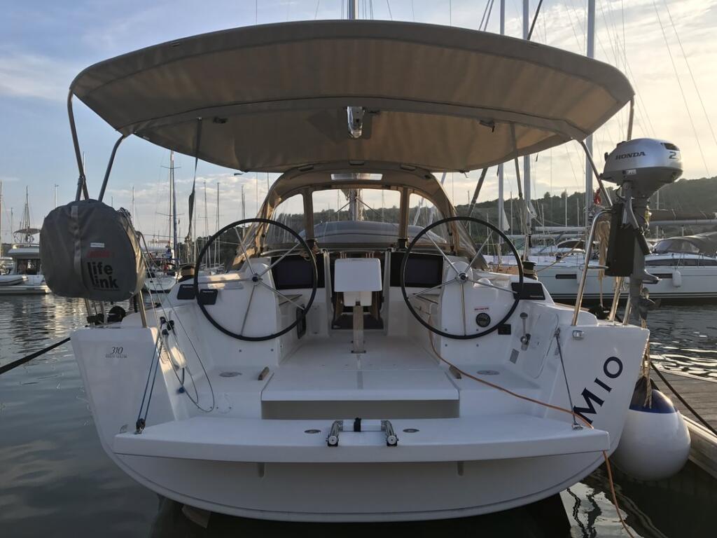 Sailing yacht 