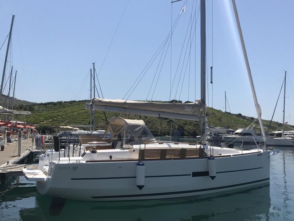 Sailing yacht 