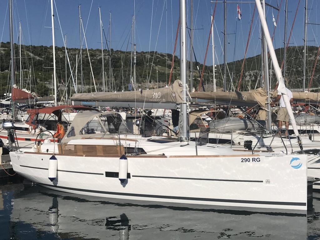 Sailing yacht 