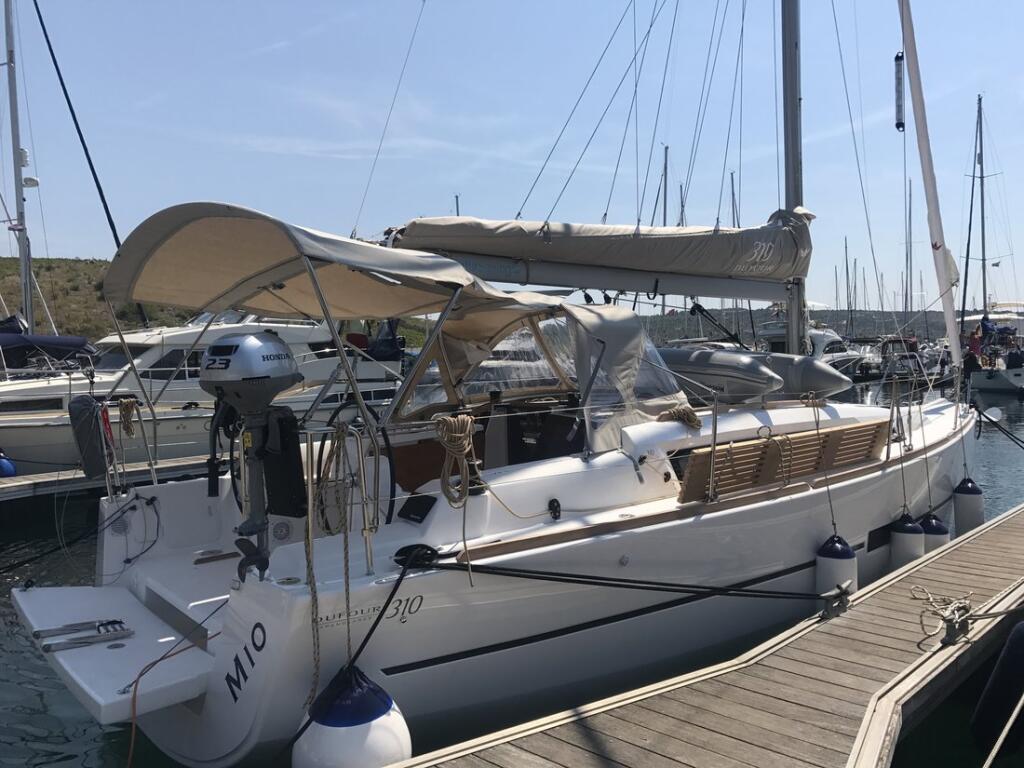 Sailing yacht 