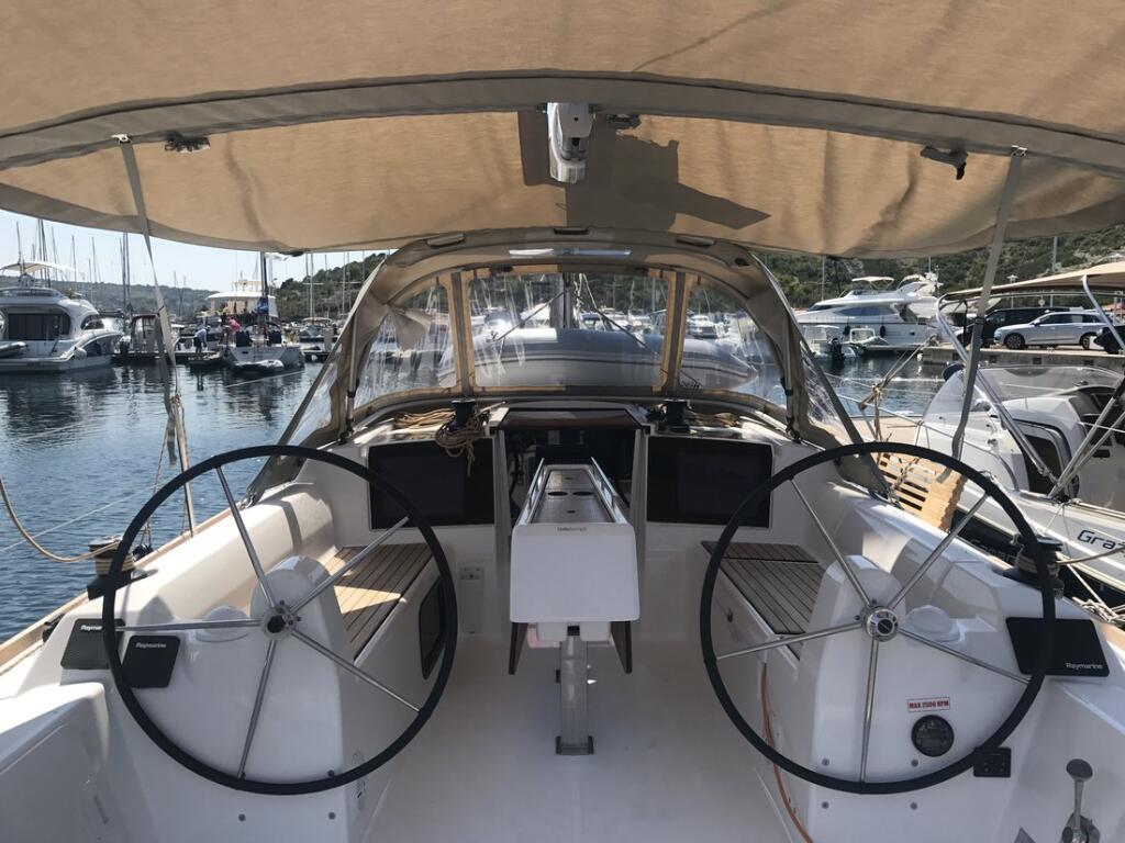 Sailing yacht 