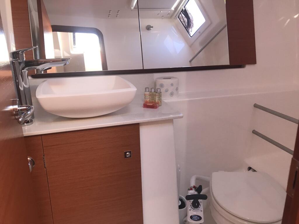 Sailing yacht 