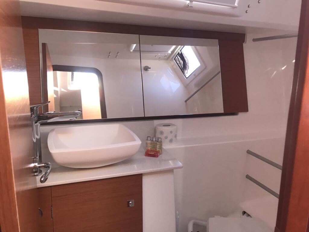 Sailing yacht 