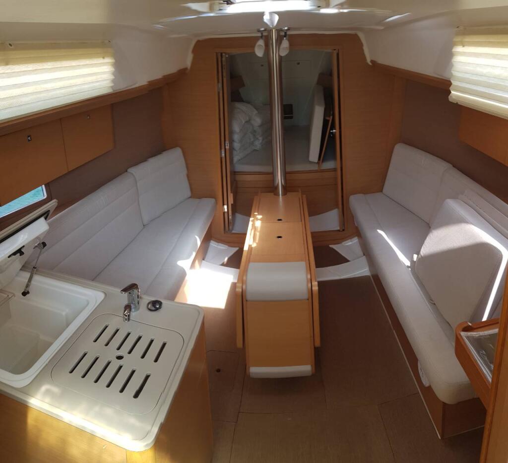 Sailing yacht 
