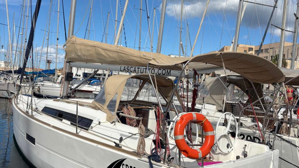 Sailing yacht 