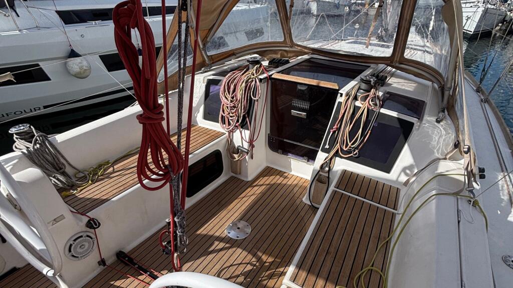Sailing yacht 