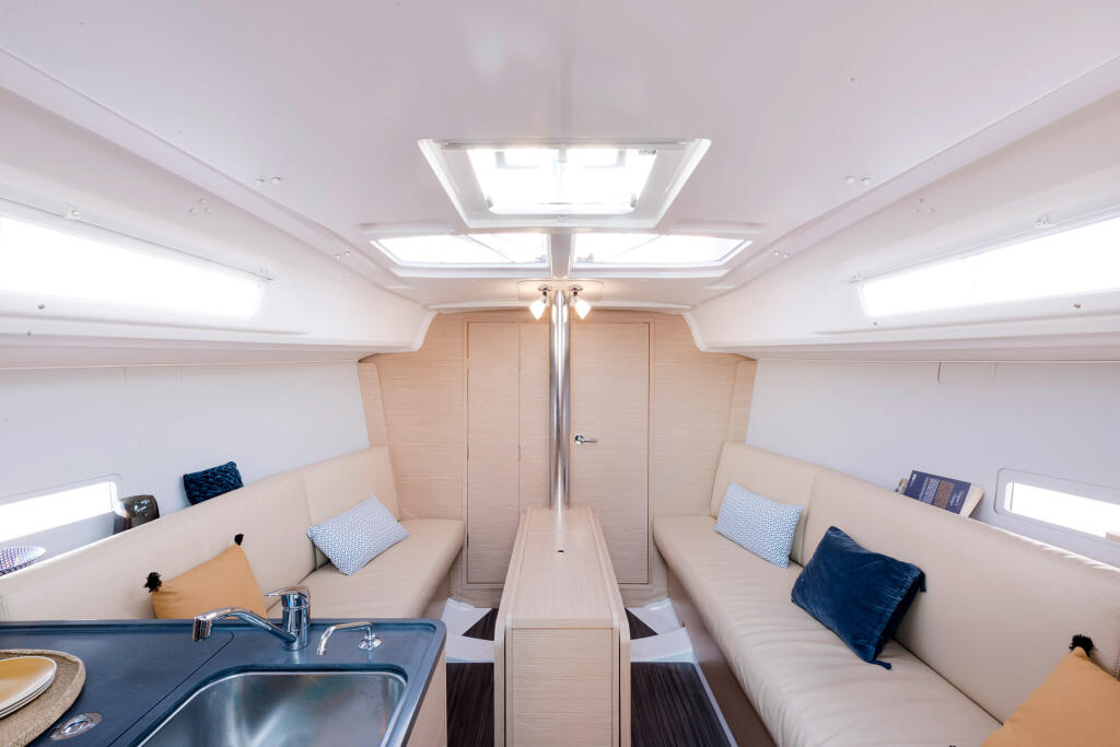 Sailing yacht 