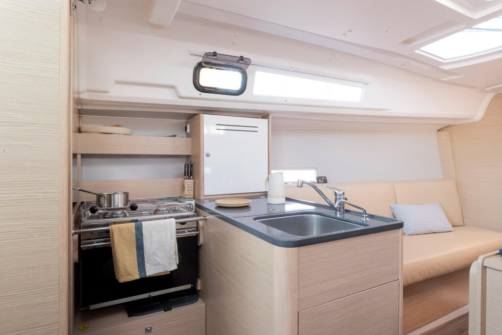 Sailing yacht 