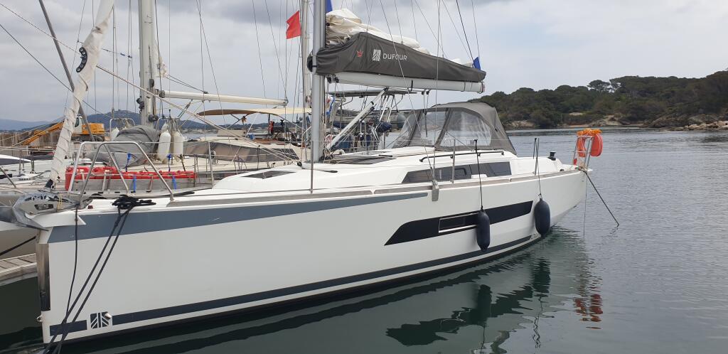 Sailing yacht 
