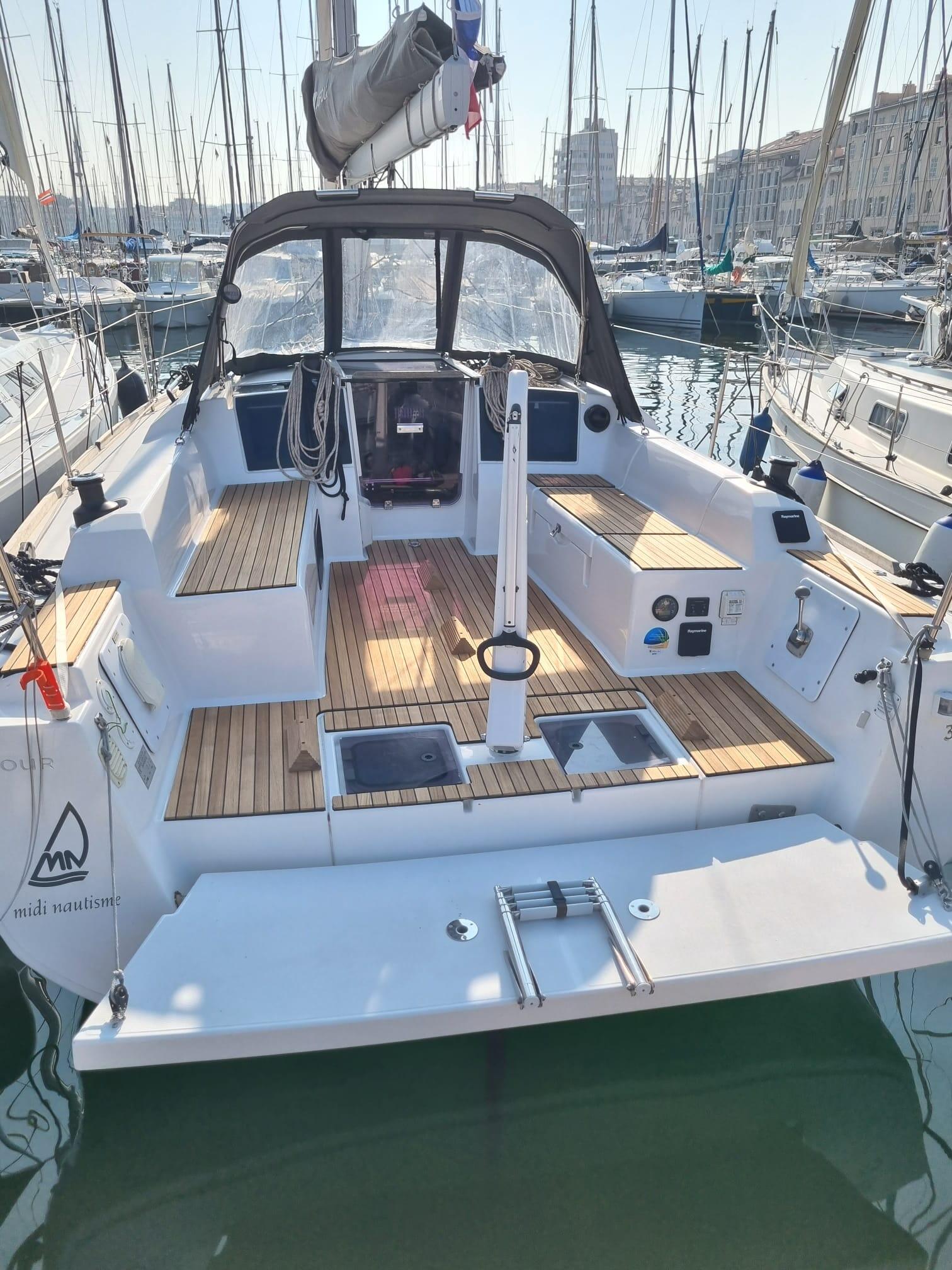 Sailing yacht 