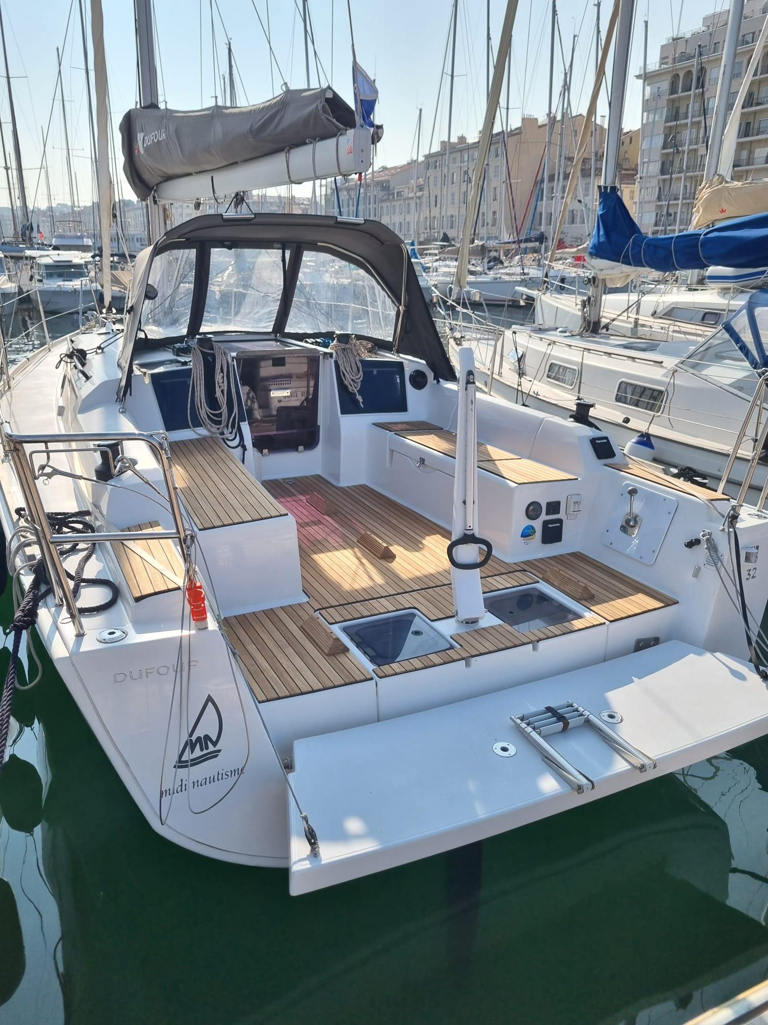 Sailing yacht 