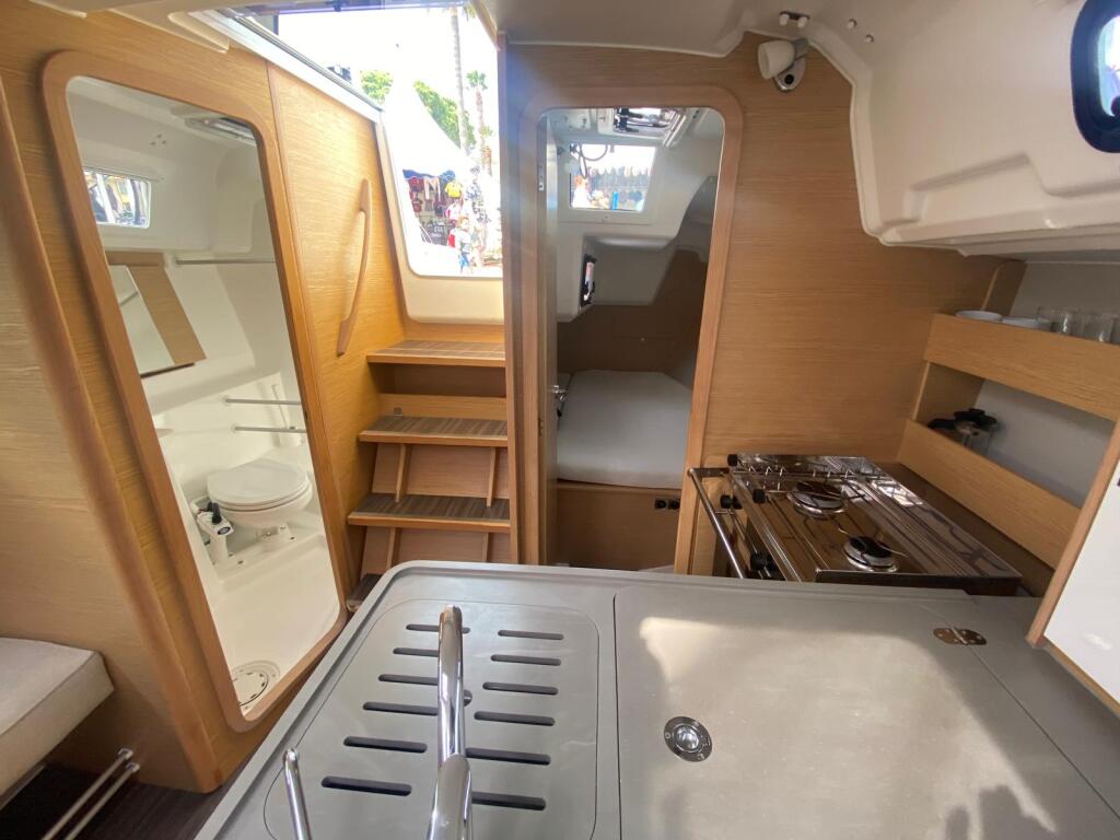 Sailing yacht 
