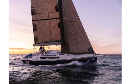 Sailing yacht 