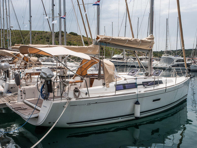 Sailing yacht 
