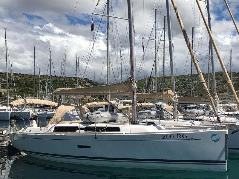 Sailing yacht 
