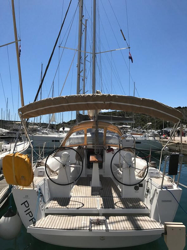 Sailing yacht 