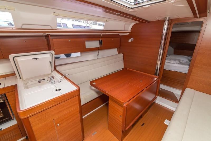 Sailing yacht 