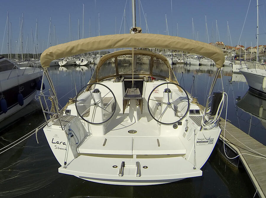Sailing yacht 