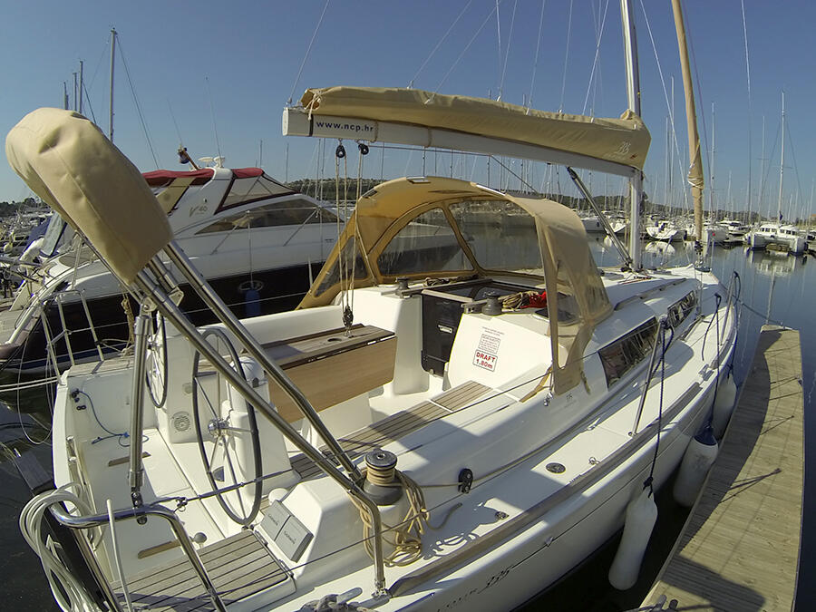 Sailing yacht 