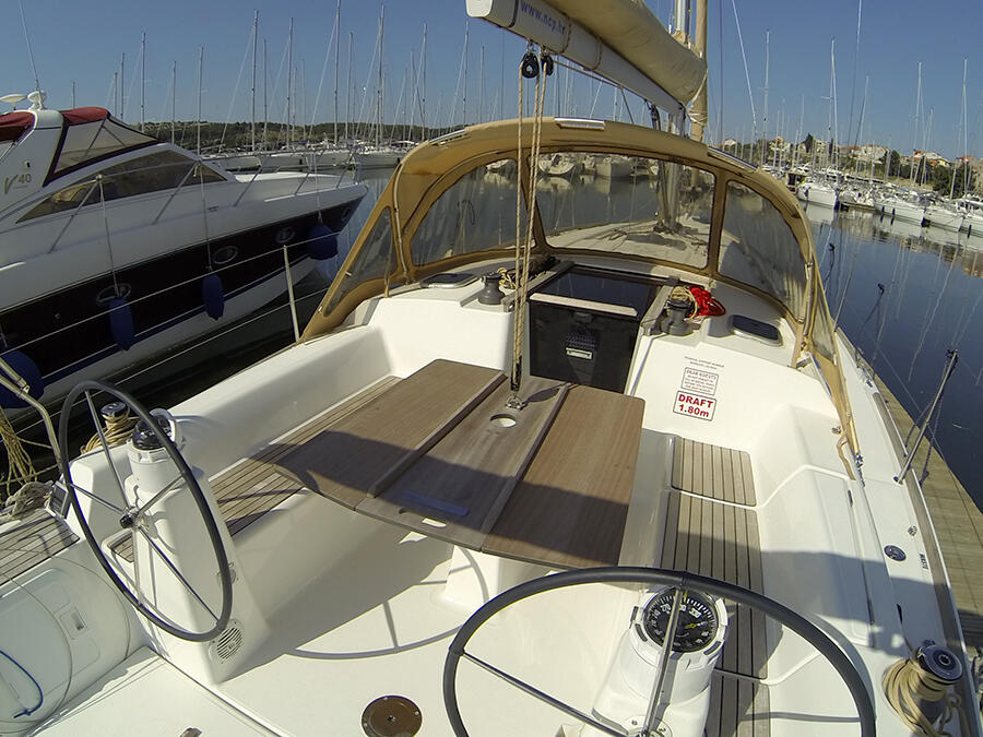 Sailing yacht 