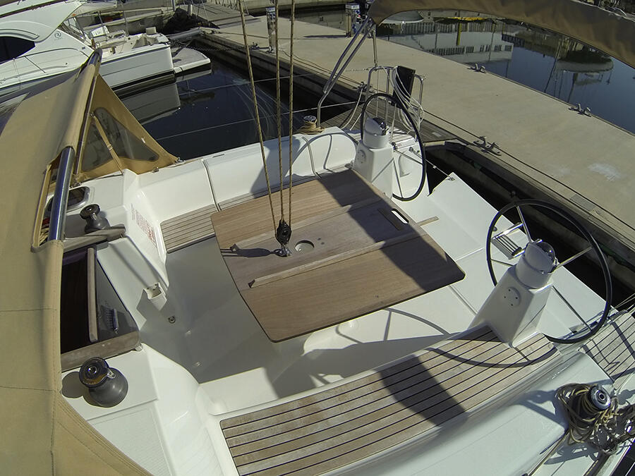 Sailing yacht 