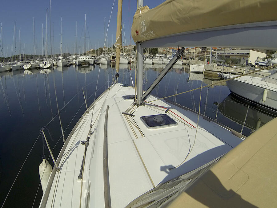 Sailing yacht 