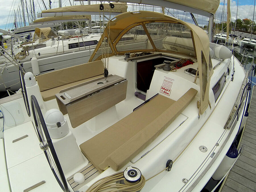 Sailing yacht 
