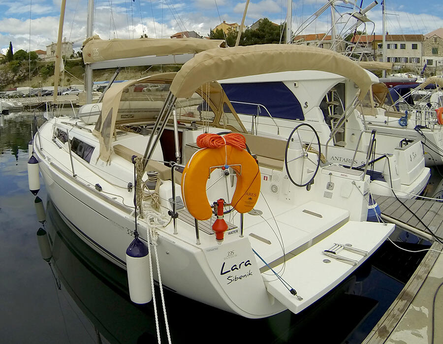 Sailing yacht 