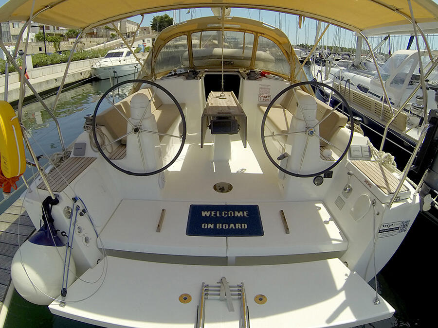Sailing yacht 