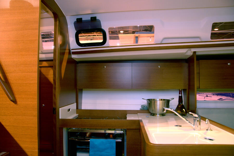 Sailing yacht 
