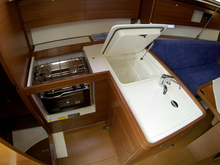 Sailing yacht 