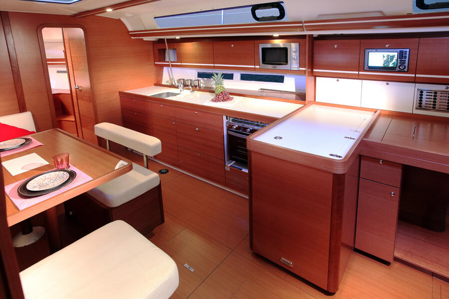Sailing yacht 