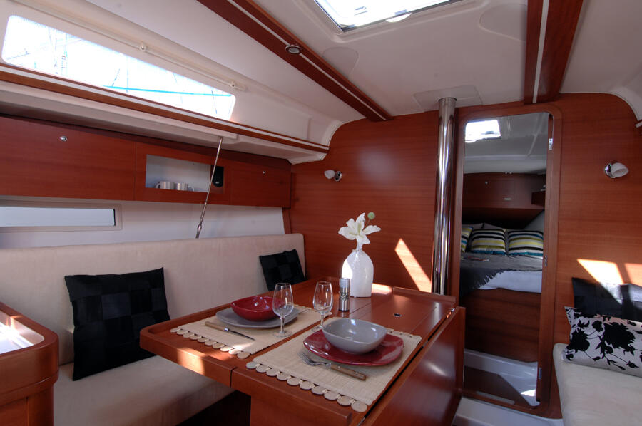 Sailing yacht 