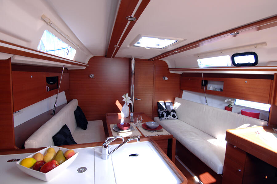 Sailing yacht 