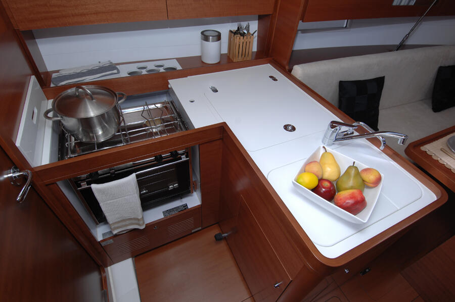 Sailing yacht 