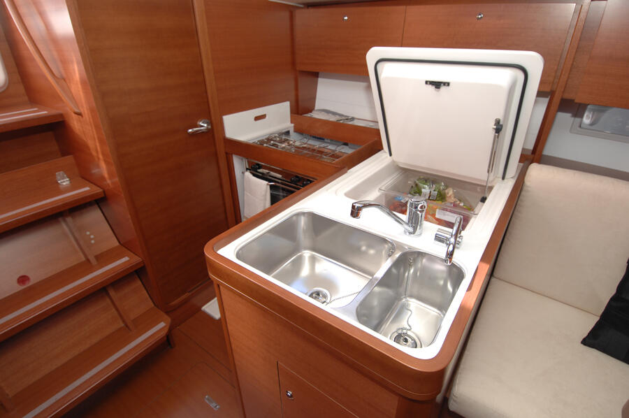 Sailing yacht 