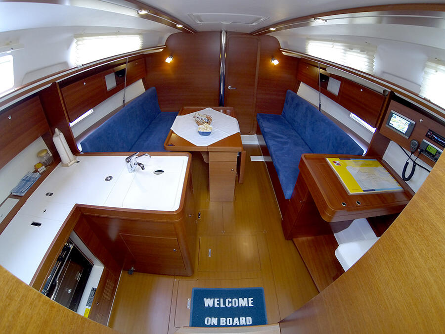 Sailing yacht 