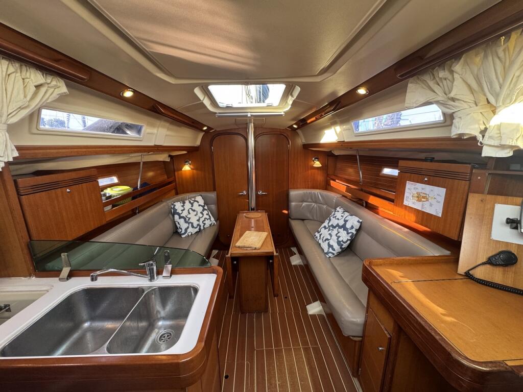 Sailing yacht 
