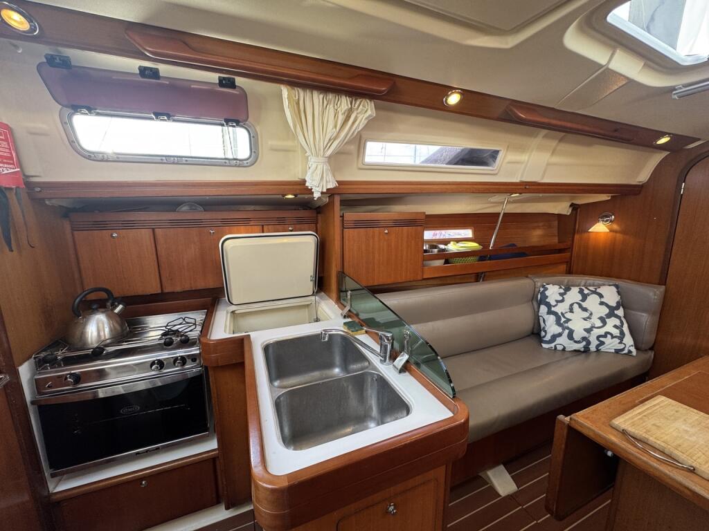 Sailing yacht 