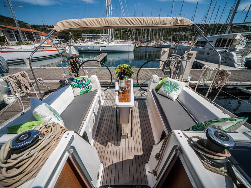 Sailing yacht 