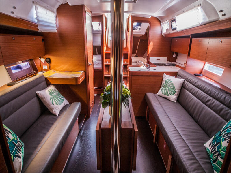 Sailing yacht 