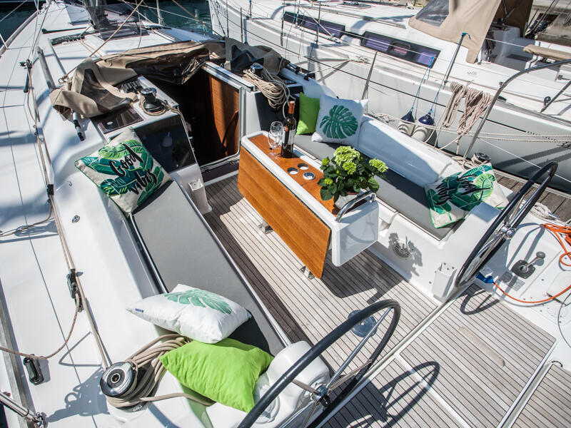 Sailing yacht 