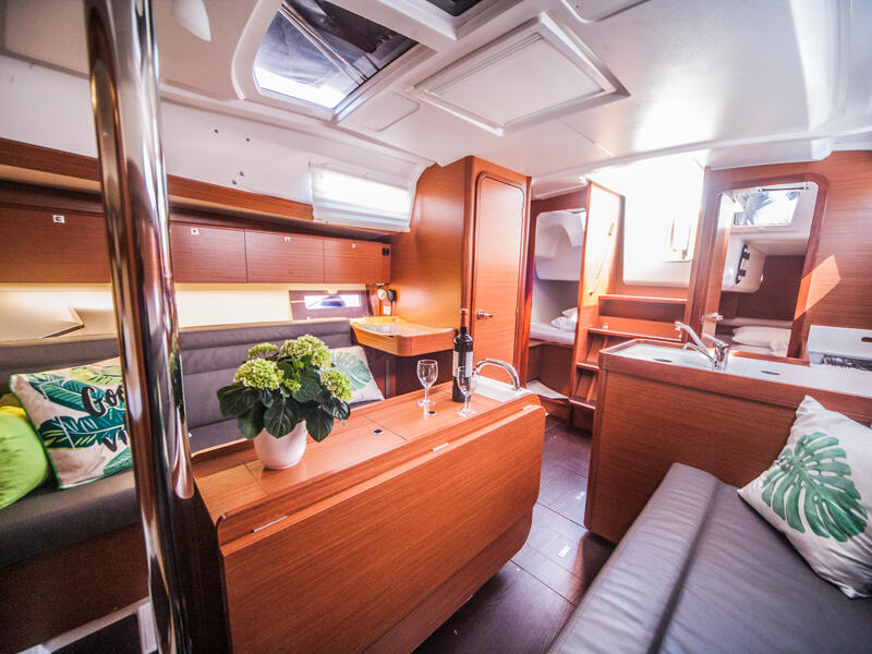 Sailing yacht 