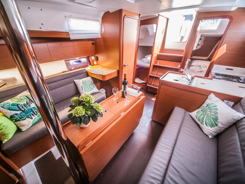 Sailing yacht 