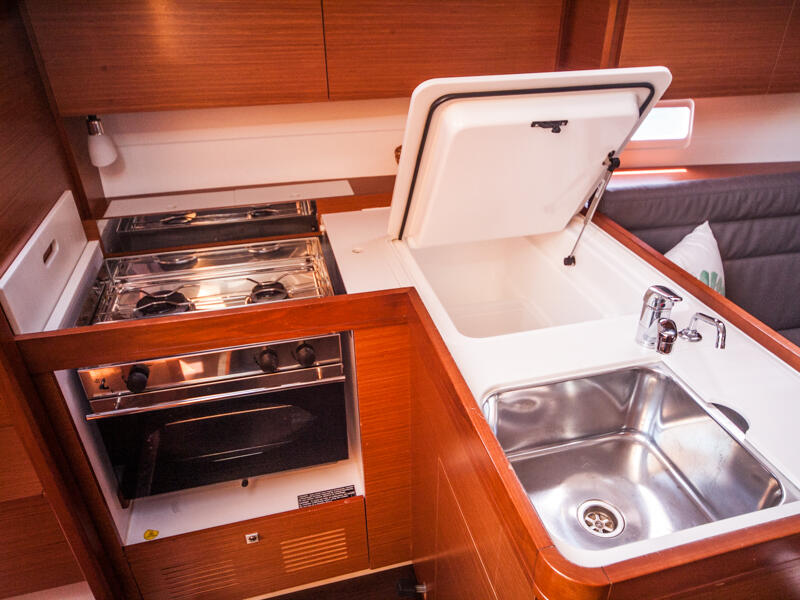 Sailing yacht 