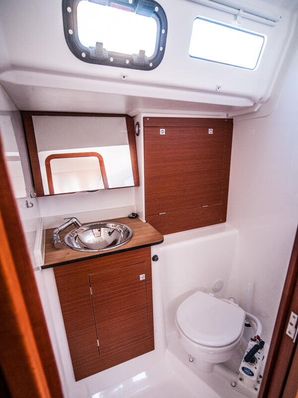 Sailing yacht 