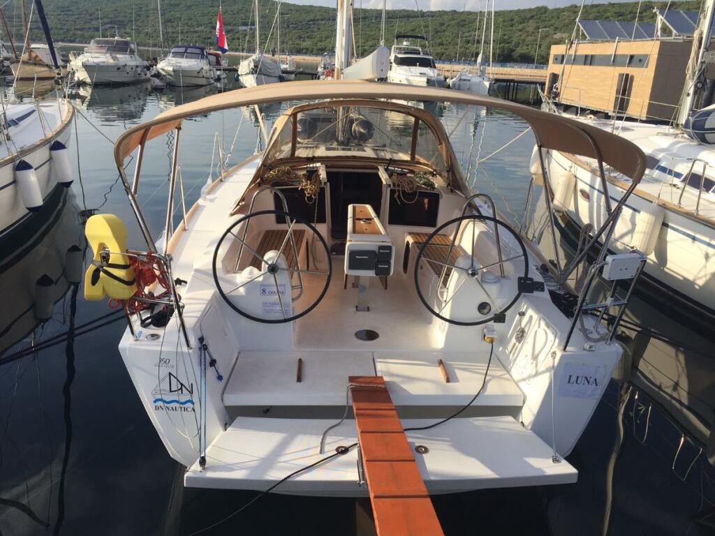 Sailing yacht 