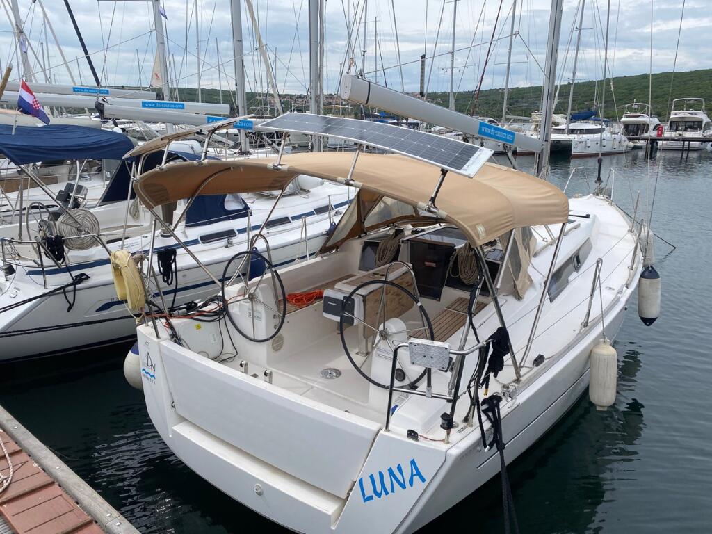 Sailing yacht 