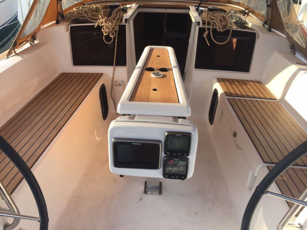 Sailing yacht 